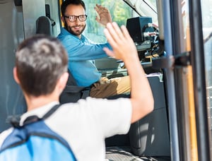 Leerlingenvervoer - kind stapt in bus