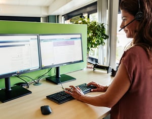Leerlingenvervoer - vrouwelijke ambtenaar computer
