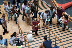 Studenten op trappen